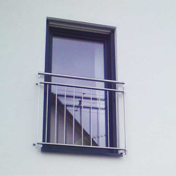 Fenster mit einem modernen Balkon-Geländer