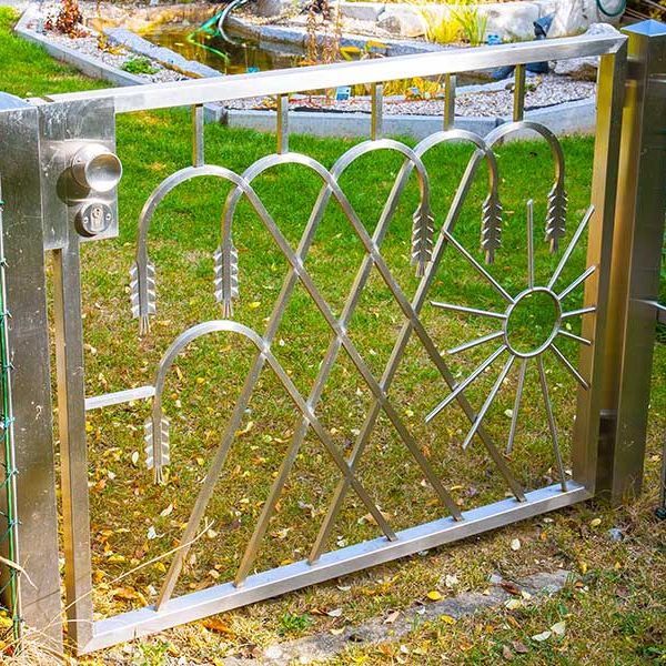 Moderner Edelstahl-Gartenzaun mit Sonnendesign und dekorativen Elementen