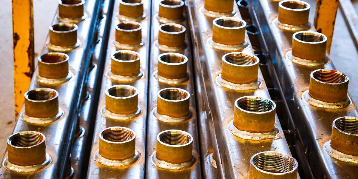 Metallrohre mit Gewindeanschlüssen in einer Fertigungsumgebung